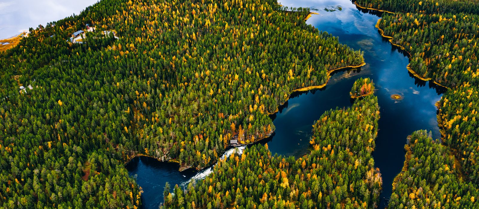 Flygbild över svensk mark med sjöar och skog
